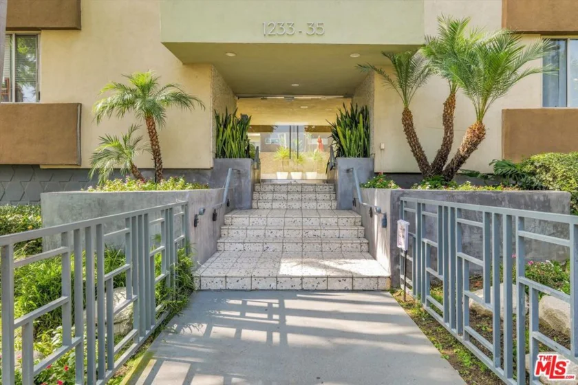 1233 N Laurel Avenue #114 photo 19