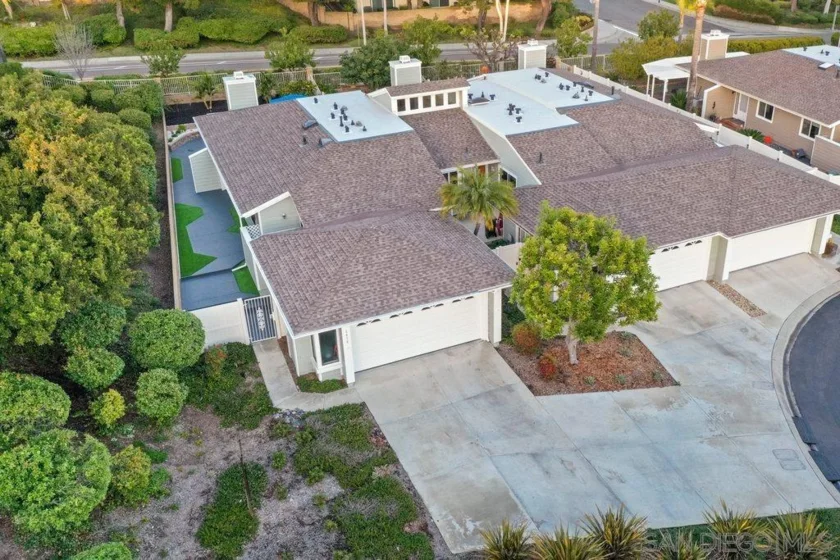 1030 Gleneagles Place photo 1