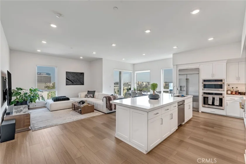 4600 Rivington photo 3