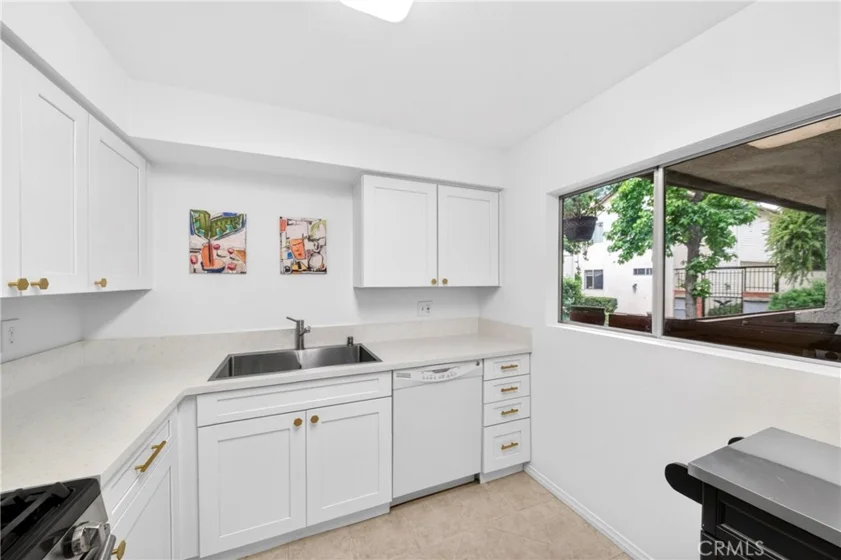 15020 Victory Boulevard #104 photo 14