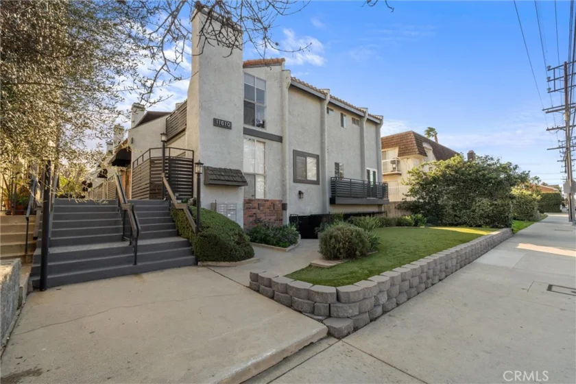 11610 Moorpark Street #1 photo 1