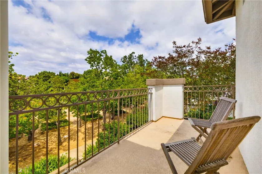 2329 Sunningdale photo 19