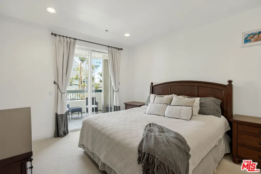 1426 N Laurel Avenue #110 photo 21