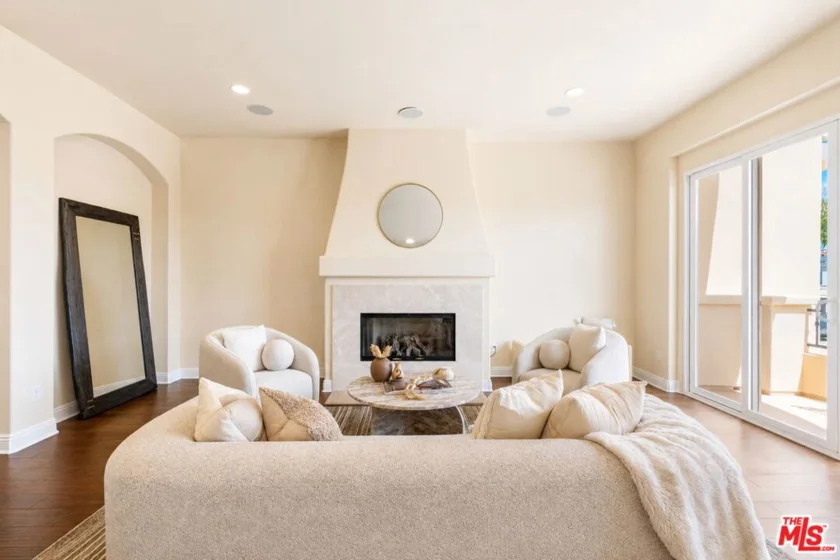 23963 De Ville Way photo 6