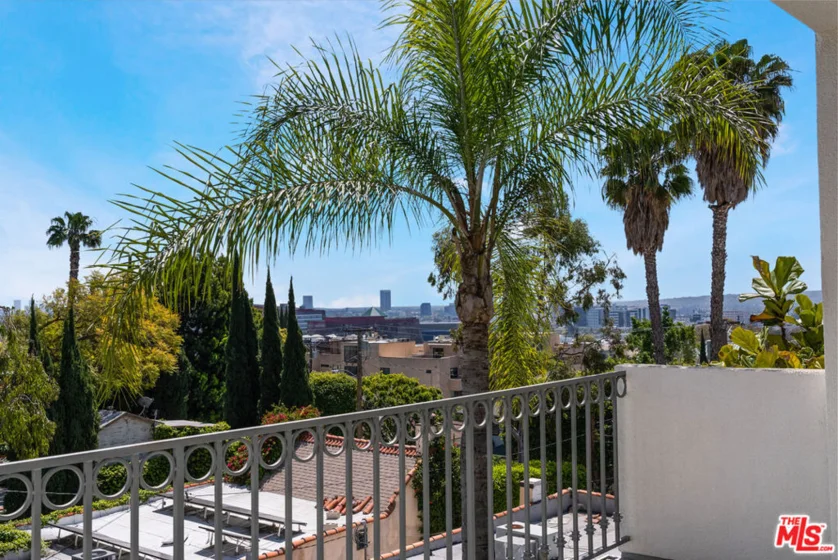 960 N Doheny Drive #301 photo 36