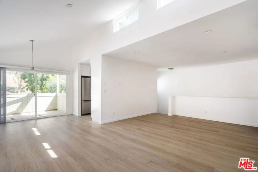 22125 Burbank Boulevard #7 photo 1