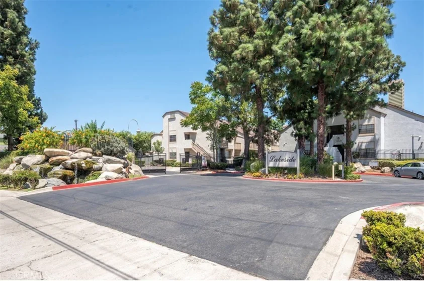 10530 N Lakeside Drive #G photo 2