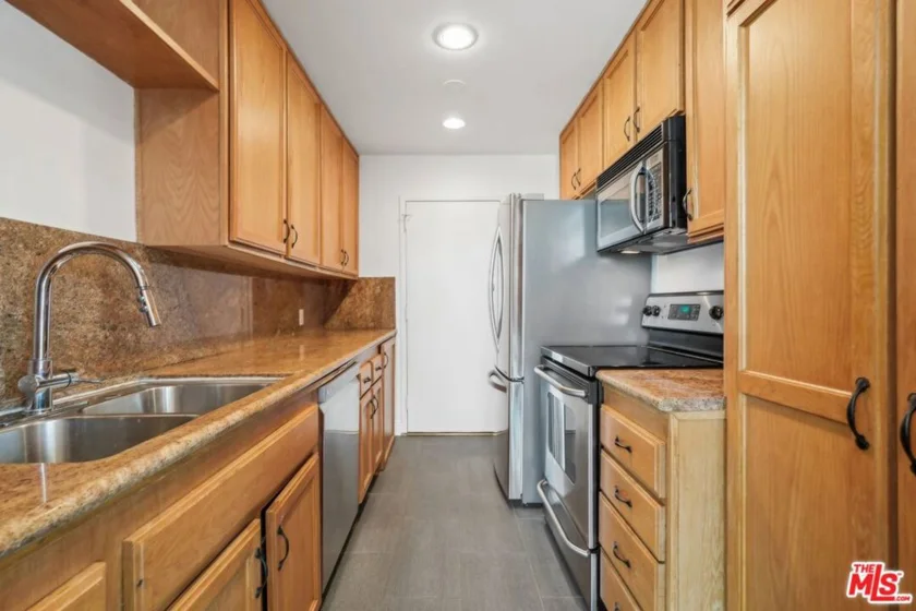 100 S Doheny Drive #501 photo 28