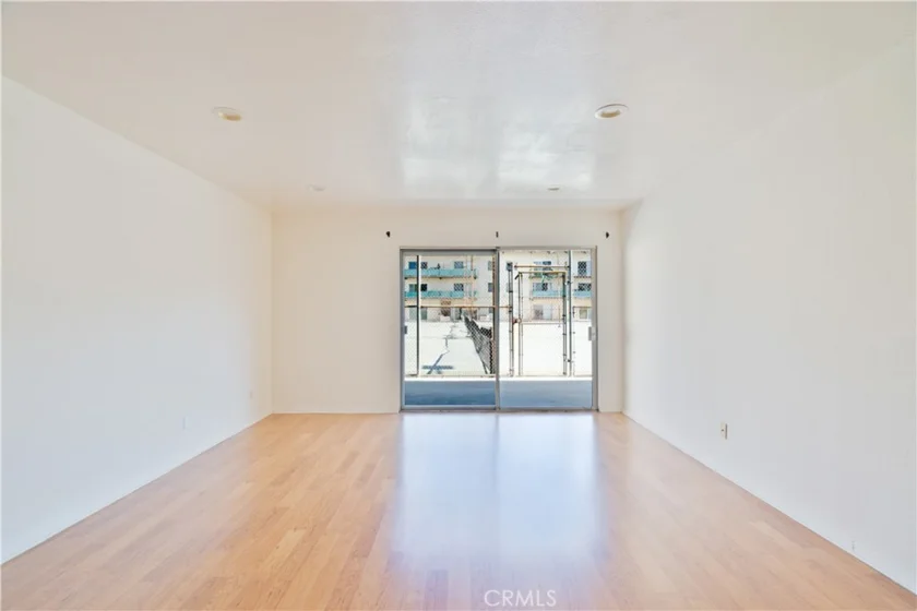 5460 White Oak Avenue #E129 photo 3