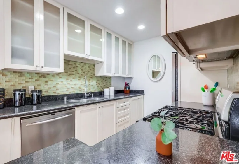 1275 Havenhurst Drive #4 photo 22