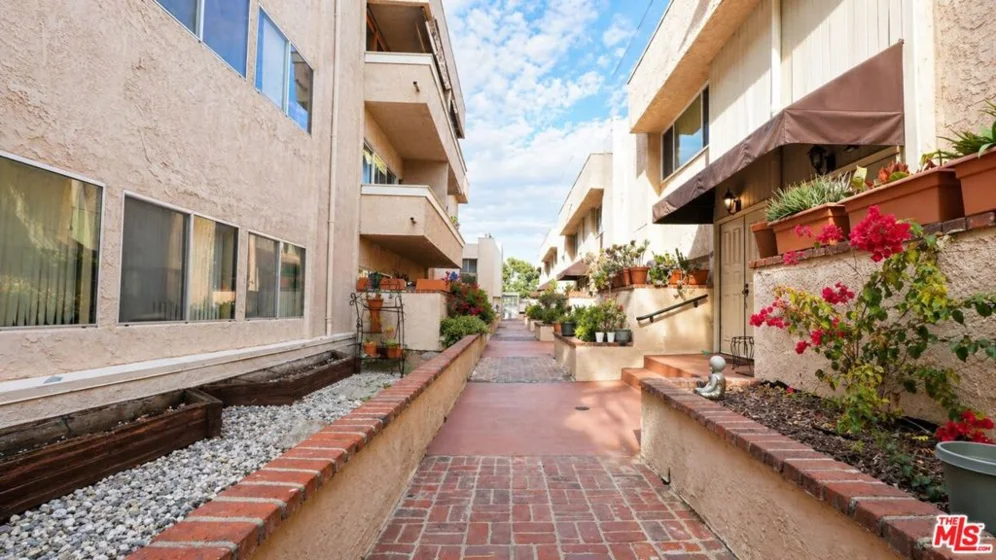 5139 Balboa Boulevard #12 photo 24