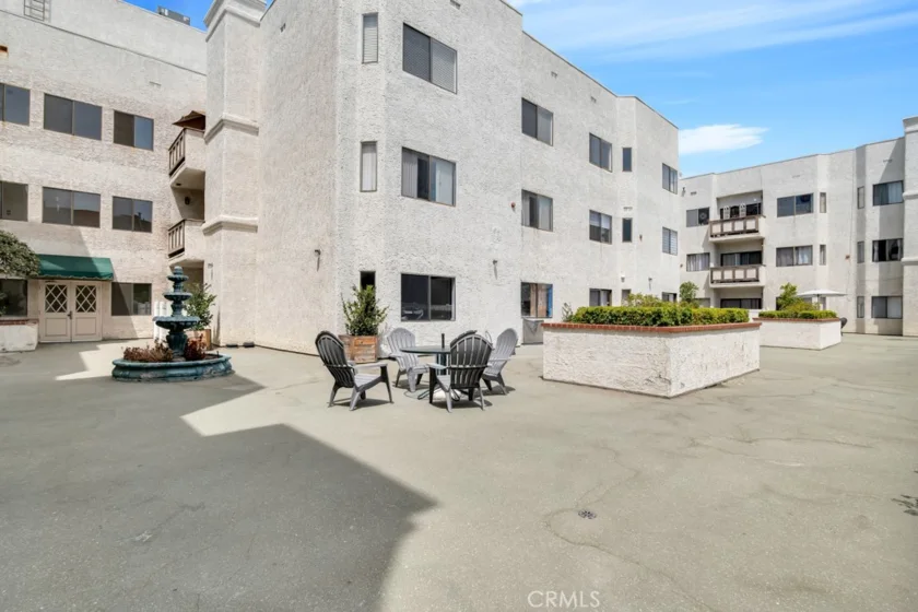 17914 Magnolia Boulevard #121 photo 32