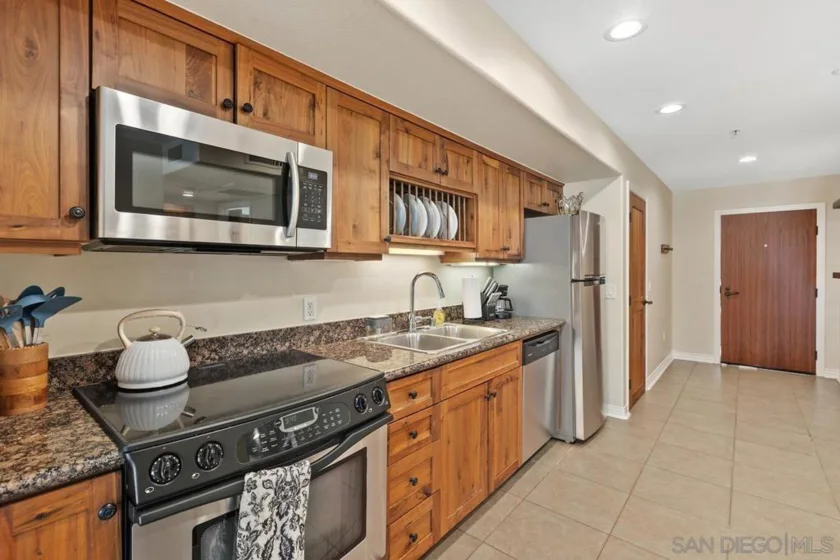 801 W Hawthorn Street #301 photo 31