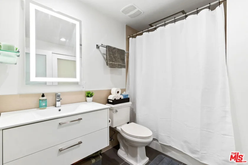939 S Broadway #308 photo 4