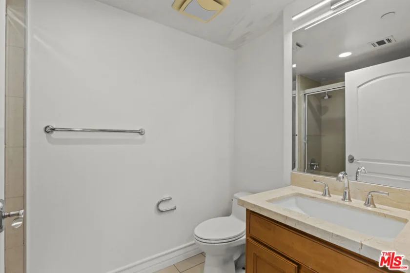 936 N Hudson Avenue #302 photo 12