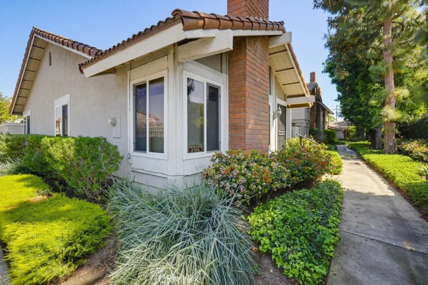5595 Tiffany Avenue photo 1