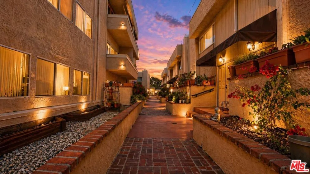5139 Balboa Boulevard #12 photo 41