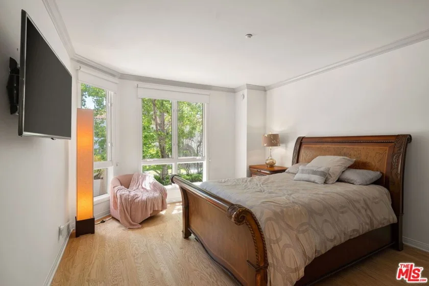121 N Almont Drive #201 photo 21