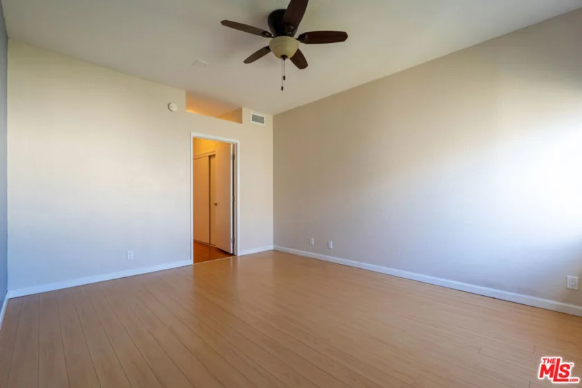5135 Zelzah Avenue #305 photo 15