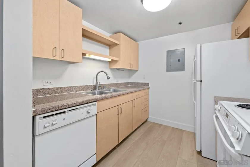 425 W Beech #204 photo 31