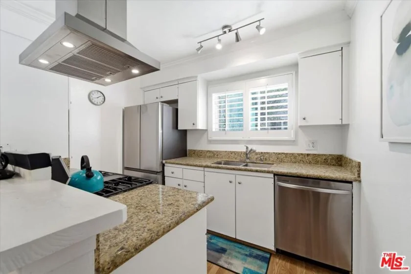 22030 Calvert Street #6 photo 4