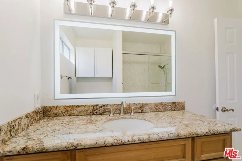 14980 Victory Boulevard #201 photo 19