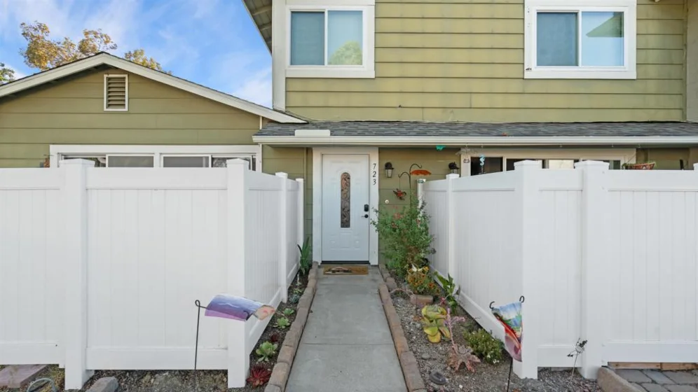 723 Paradise Cove Way photo 2
