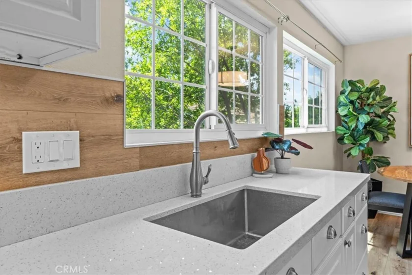 208 Springview photo 14