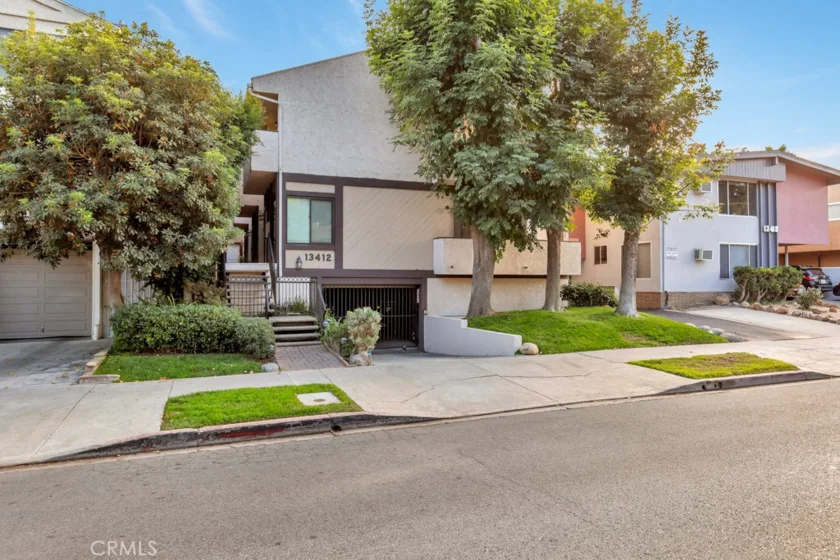 13412 Moorpark Street #B photo 1
