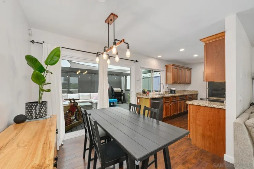 1242 River Glen Row #40 photo 3