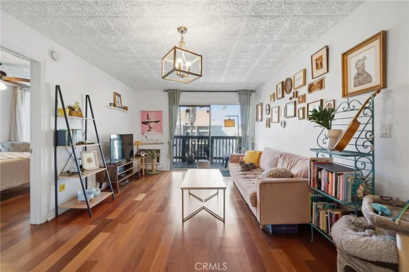 525 S Ardmore Avenue #320 photo 2