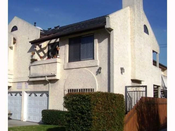 4111 Iowa Street photo 1