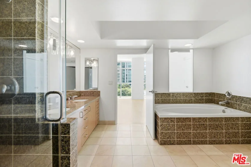 13700 Marina Pointe Drive #630 photo 23