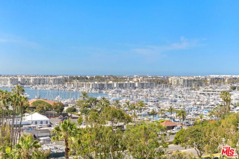13600 Marina Pointe Drive #901 photo 1