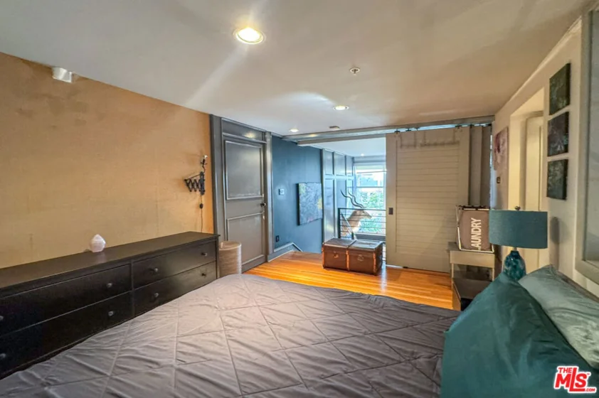 1037 N Laurel Avenue #10 photo 17