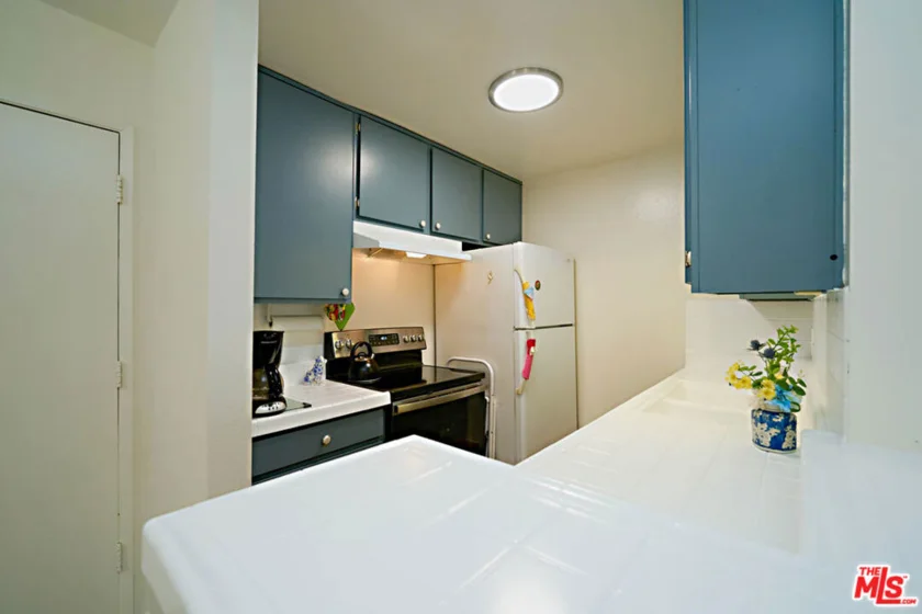 320 S Ardmore Avenue #323 photo 3