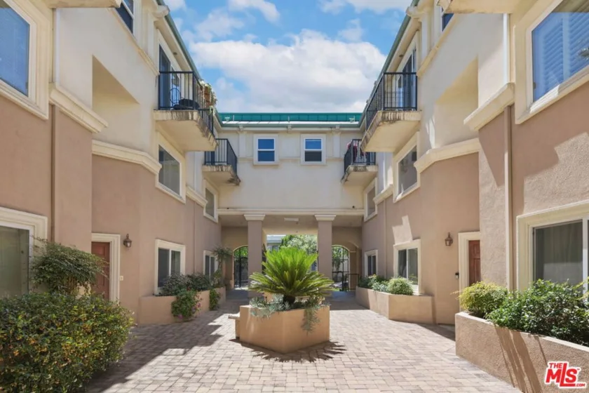 1010 N Curson Avenue #101 photo 24