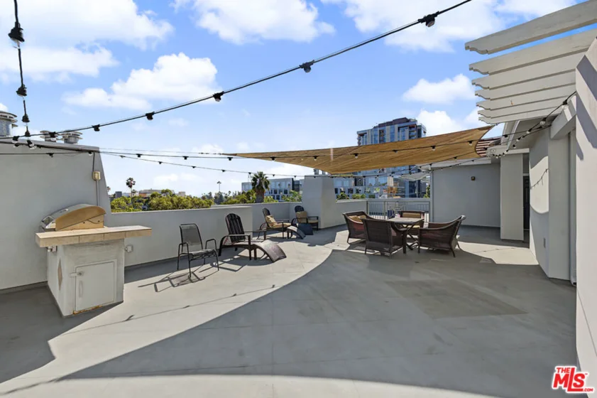 6038 Carlton Way #305 photo 19