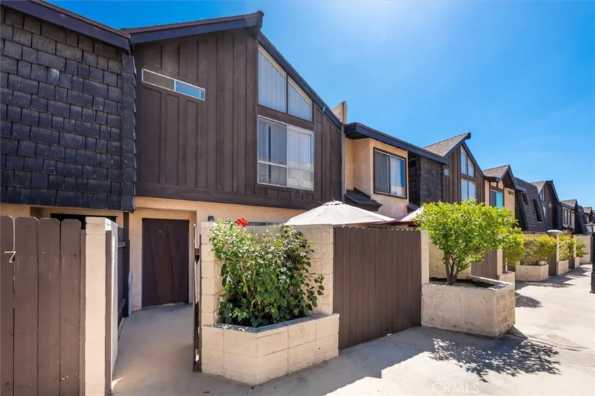 5461 Newcastle Avenue #8 photo 1