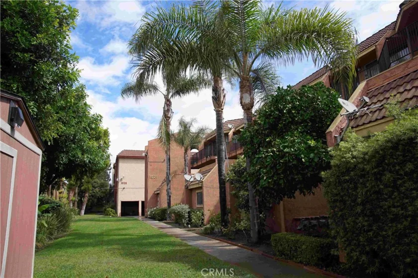 1021 W Bishop #212/I photo 2