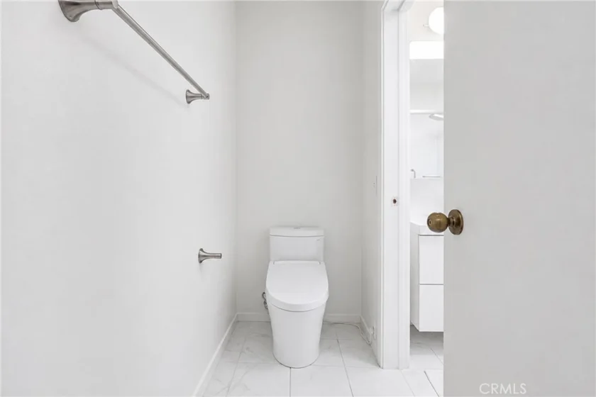 2147 N Beachwood #4 photo 19