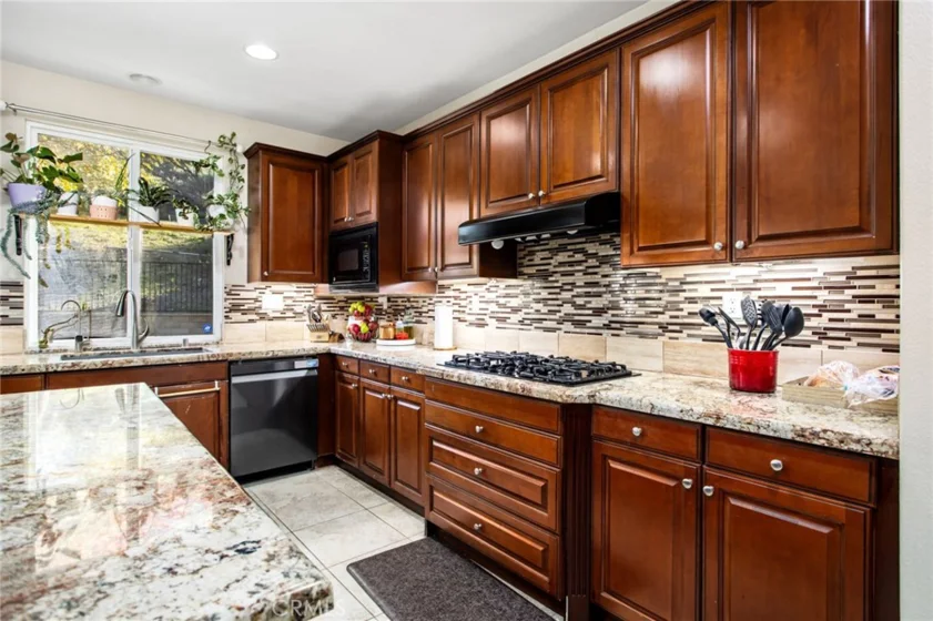 22862 Montanya photo 12