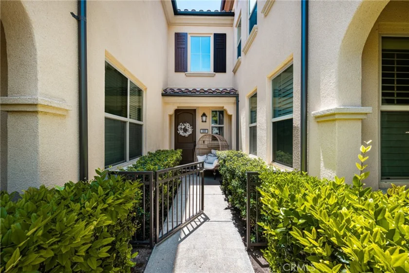 208 Rose Arch photo 1