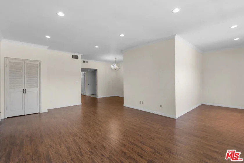 822 S Windsor Boulevard #102 photo 38