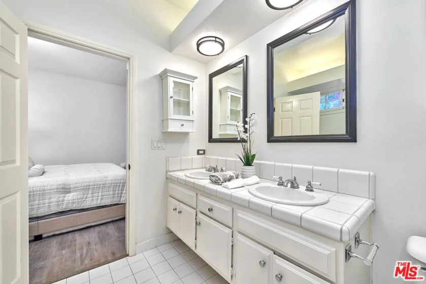 420 S Barrington Avenue #102 photo 23