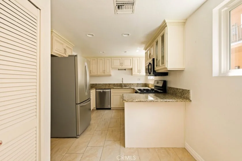 13948 Moorpark Street #4 photo 12