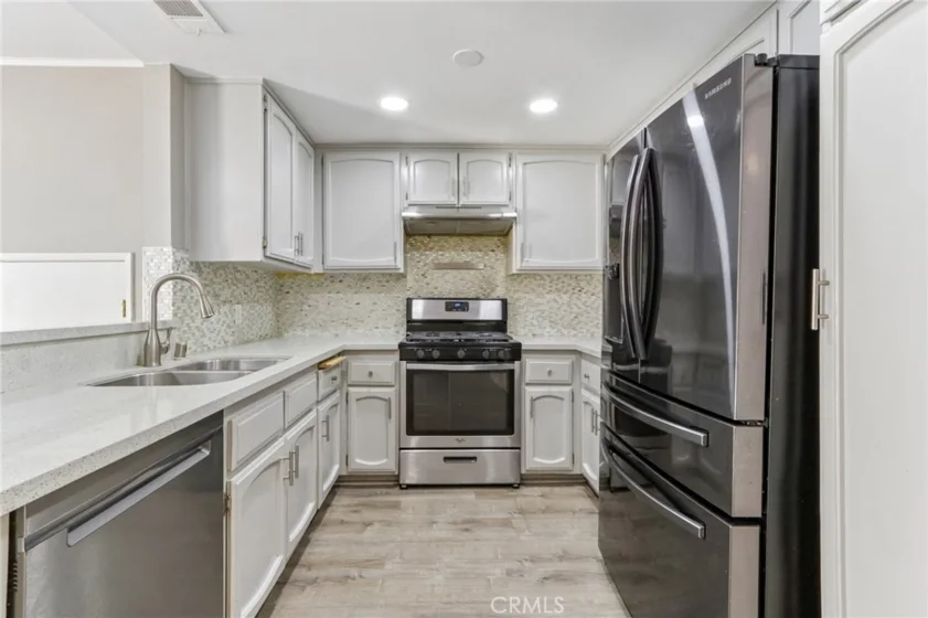 9600 Sylmar Avenue #19 photo 12