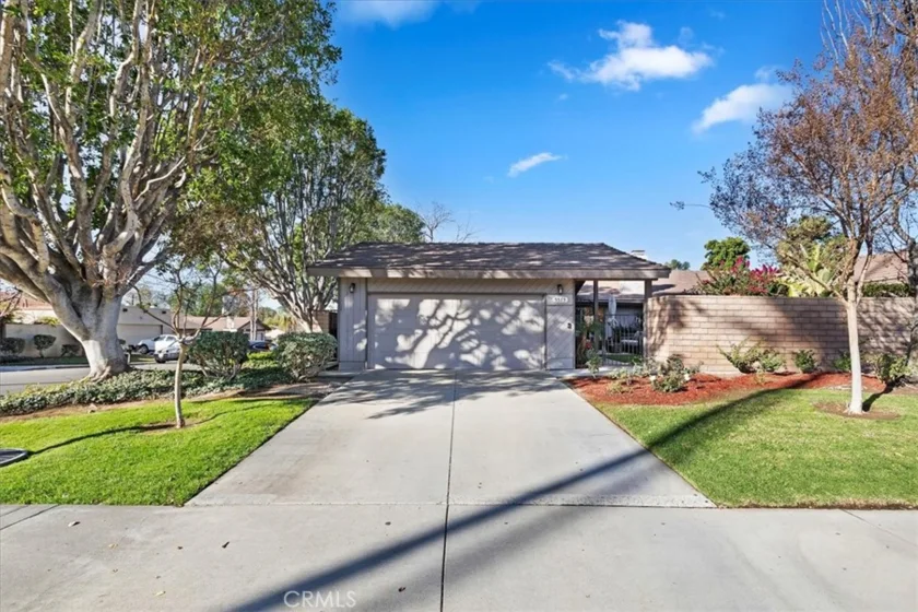 5575 Victoria Avenue photo 1