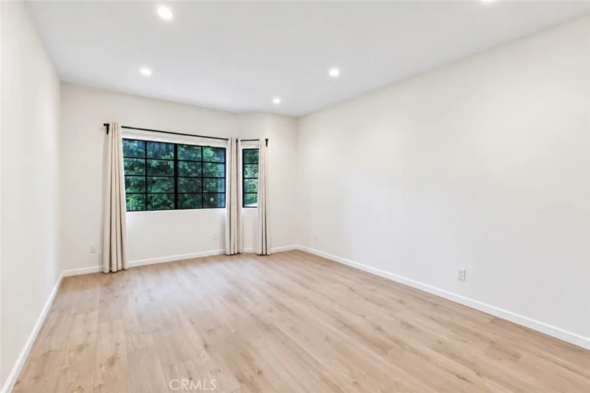 17914 Magnolia Boulevard #135 photo 9