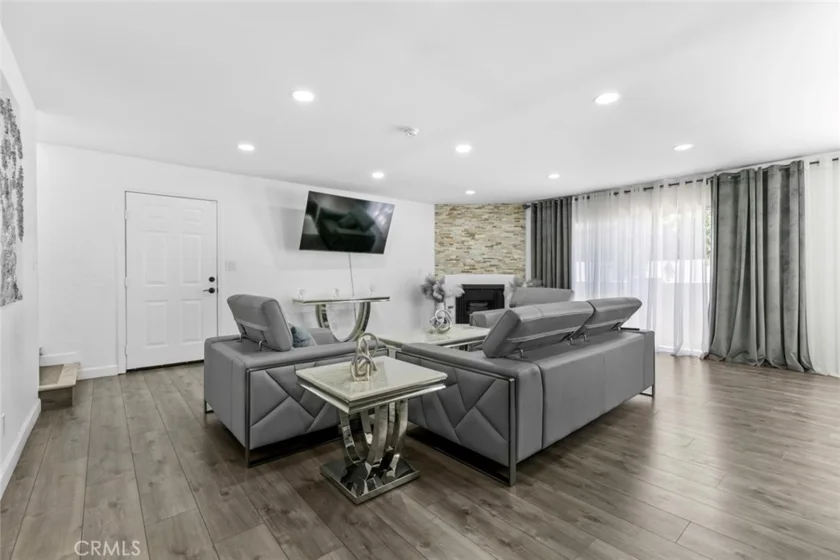 8801 Cedros Avenue #7 photo 1